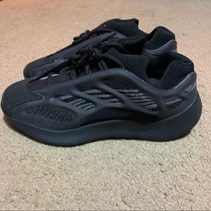 UA Yeezy 700 V3 “Alvah Black” sz. 9